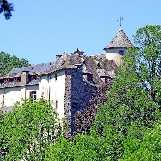 Neuerburg, Burg au&szlig;en