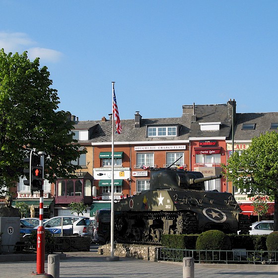 Bastogne: Sherman-Panzer auf der „Place Mac Auliffe“